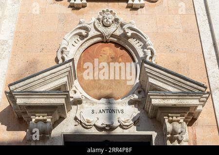 Particolare della facciata della chiesa di nostra Signora della Concordia (XVI secolo) con un affresco raffigurante Sant'Antonio, Albissola Marina, Liguria Foto Stock