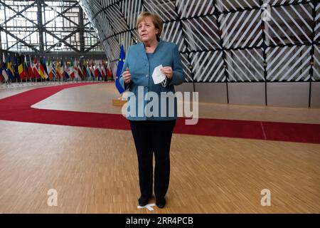 201211 -- BRUXELLES, 11 dicembre 2020 -- la Cancelliera tedesca Angela Merkel arriverà per il vertice dell'UE a Bruxelles, in Belgio, il 10 dicembre 2020. Giovedì i leader dei 27 stati membri dell’Unione europea hanno raggiunto un accordo sul bilancio a lungo termine dell’UE e sul fondo per la ripresa, spianando la strada all’attuazione del pacchetto per la ripresa, per un totale di oltre 1,8 trilioni di euro 2,19 trilioni di dollari USA, per far fronte alle conseguenze socioeconomiche della pandemia di COVID-19. Unione europea/distribuzione tramite BELGIO-BRUXELLES-UE-VERTICE Xinhua PUBLICATIONxNOTxINxCHN Foto Stock