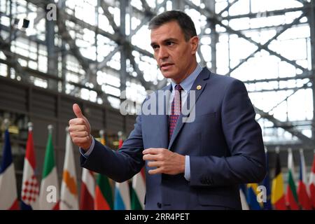 201211 -- BRUXELLES, 11 dicembre 2020 -- il primo ministro spagnolo Pedro Sanchez arriva per il vertice dell'UE a Bruxelles, in Belgio, il 10 dicembre 2020. Giovedì i leader dei 27 stati membri dell’Unione europea hanno raggiunto un accordo sul bilancio a lungo termine dell’UE e sul fondo per la ripresa, spianando la strada all’attuazione del pacchetto per la ripresa, per un totale di oltre 1,8 trilioni di euro 2,19 trilioni di dollari USA, per far fronte alle conseguenze socioeconomiche della pandemia di COVID-19. Unione europea/distribuzione tramite BELGIO-BRUXELLES-UE-VERTICE Xinhua PUBLICATIONxNOTxINxCHN Foto Stock