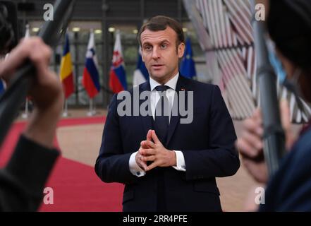 201211 -- BRUXELLES, 11 dicembre 2020 -- il presidente francese Emmanuel Macron arriva per il vertice dell'UE a Bruxelles, in Belgio, il 10 dicembre 2020. Giovedì i leader dei 27 stati membri dell’Unione europea hanno raggiunto un accordo sul bilancio a lungo termine dell’UE e sul fondo per la ripresa, spianando la strada all’attuazione del pacchetto per la ripresa, per un totale di oltre 1,8 trilioni di euro 2,19 trilioni di dollari USA, per far fronte alle conseguenze socioeconomiche della pandemia di COVID-19. Unione europea/distribuzione tramite BELGIO-BRUXELLES-UE-VERTICE Xinhua PUBLICATIONxNOTxINxCHN Foto Stock