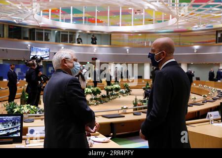 201211 -- BRUXELLES, 11 dicembre 2020 -- il presidente del Consiglio europeo Charles Michel L parla con l'alto rappresentante dell'UE per gli affari esteri e la politica di sicurezza Josep Borrell prima del vertice dell'UE a Bruxelles, in Belgio, il 10 dicembre 2020. Giovedì i leader dei 27 stati membri dell’Unione europea hanno raggiunto un accordo sul bilancio a lungo termine dell’UE e sul fondo per la ripresa, spianando la strada all’attuazione del pacchetto per la ripresa, per un totale di oltre 1,8 trilioni di euro 2,19 trilioni di dollari USA, per far fronte alle conseguenze socioeconomiche della pandemia di COVID-19. Unione europea/distribuzione tramite il VERTICE BELGIO-BRUXELLES-UE Foto Stock