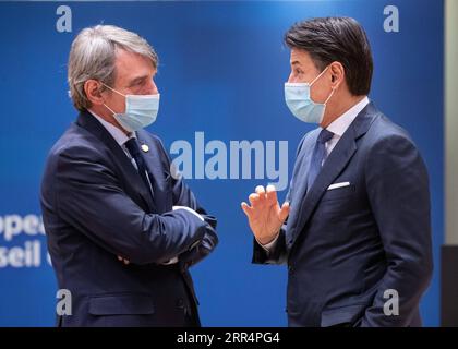 201211 -- BRUXELLES, 11 dicembre 2020 -- il Presidente del Parlamento europeo David Sassoli L parla con il primo ministro italiano Giuseppe Conte prima del vertice UE a Bruxelles, in Belgio, il 10 dicembre 2020. Giovedì i leader dei 27 stati membri dell’Unione europea hanno raggiunto un accordo sul bilancio a lungo termine dell’UE e sul fondo per la ripresa, spianando la strada all’attuazione del pacchetto per la ripresa, per un totale di oltre 1,8 trilioni di euro 2,19 trilioni di dollari USA, per far fronte alle conseguenze socioeconomiche della pandemia di COVID-19. Unione europea/distribuzione tramite BELGIO-BRUXELLES-UE-VERTICE Xinhua PUBLICATIONxNOTxINxCHN Foto Stock