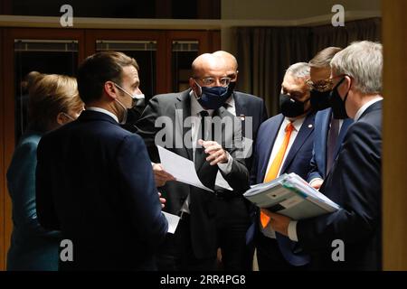 201211 -- BRUXELLES, 11 dicembre 2020 -- il presidente del Consiglio europeo Charles Michel 3rd L parla con altri leader prima del vertice dell'UE a Bruxelles, in Belgio, il 10 dicembre 2020. Giovedì i leader dei 27 stati membri dell’Unione europea hanno raggiunto un accordo sul bilancio a lungo termine dell’UE e sul fondo per la ripresa, spianando la strada all’attuazione del pacchetto per la ripresa, per un totale di oltre 1,8 trilioni di euro 2,19 trilioni di dollari USA, per far fronte alle conseguenze socioeconomiche della pandemia di COVID-19. Unione europea/distribuzione tramite BELGIO-BRUXELLES-UE-VERTICE Xinhua PUBLICATIONxNOTxINxCHN Foto Stock