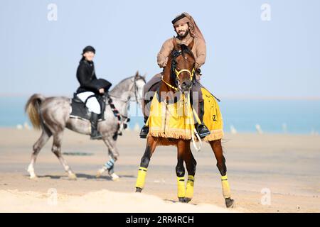 201212 -- GOVERNATORATO DI JAHRA, 12 dicembre 2020 -- la gente cavalca i cavalli durante uno spettacolo di equitazione nel Governatorato di Jahra, Kuwait, 11 dicembre 2020. I proprietari di cavalli arabi kuwaitiani hanno tenuto uno spettacolo di equitazione il venerdì nel deserto del Governatorato di Jahra del Kuwait per introdurre la tradizione dell'equitazione araba. Foto di /Xinhua KUWAIT-JAHRA GOVERNORATO-ARABIAN HORSES-RIDING SHOW GhazyxQaffaf PUBLICATIONxNOTxINxCHN Foto Stock