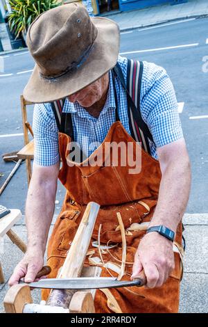 Carpenter lavora nella sua bancarella a Bridport Saturday Street Market. Artigiano concettuale, artigiano, falegname, colorato, tradizionale. Strumenti. Abilità Foto Stock