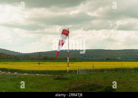 Un cono del vento rosso e bianco che indica la direzione e la forza del vento. Vento leggero, cono abbassato. Foto Stock