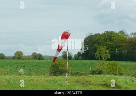 Un cono del vento rosso e bianco che indica la direzione e la forza del vento. Vento leggero, cono abbassato. Foto Stock