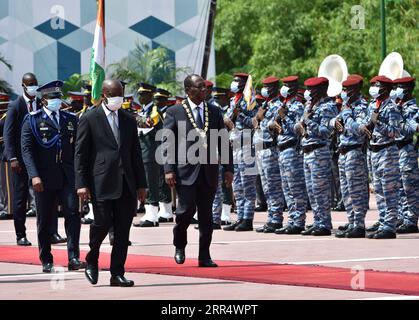 201214 -- ABIDJAN, 14 dicembre 2020 -- il presidente della Costa d'Avorio Alassane Ouattara R, il fronte rivede le truppe dopo la cerimonia di giuramento ad Abidjan, Costa d'Avorio, il 14 dicembre 2020. Il presidente della Costa d'Avorio Alassane Ouattara ha ufficialmente inaugurato lunedì il suo terzo mandato come capo della Costa d'Avorio presso il palazzo presidenziale di Abidjan. Foto di /Xinhua COTE D AVORIO-ABIDJAN-PRESIDENTE-CERIMONIA DI GIURAMENTO YvanxSonh PUBLICATIONxNOTxINxCHN Foto Stock