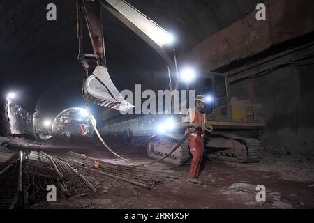 201215 -- CHONGQING, 15 dicembre 2020 -- Un lavoratore è occupato nel cantiere del tunnel Wushan della ferrovia ad alta velocità Zhengzhou-Wanzhou nella contea di Wushan, a sud-ovest della Cina, a Chongqing, 15 dicembre 2020. Il tunnel Wushan di 16,571 km è stato perforato con successo martedì. CHINA-CHONGQING-WUSHAN TUNNEL-BREAKTHROUGH CN TANGXYI PUBLICATIONXNOTXINXCHN Foto Stock