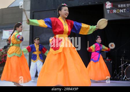 Toronto, Canada. 25 agosto 2023. I giovani coreani eseguono una danza tradizionale coreana alla batteria durante il Toronto Korean Festival a Toronto, Ontario, Canada, il 27 agosto 2023. Il Toronto Korean Festival è il più grande festival coreano del Canada e il più grande e atteso raduno con circa 50.000 partecipanti. (Foto di Creative Touch Imaging Ltd./NurPhoto)0 credito: NurPhoto SRL/Alamy Live News Foto Stock