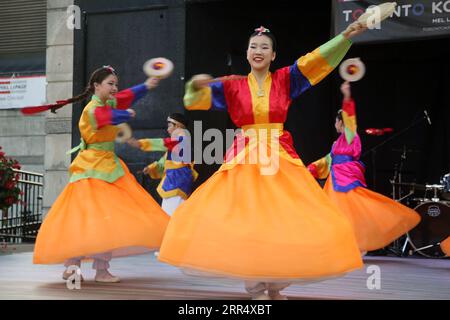 Toronto, Canada. 25 agosto 2023. I giovani coreani eseguono una danza tradizionale coreana alla batteria durante il Toronto Korean Festival a Toronto, Ontario, Canada, il 27 agosto 2023. Il Toronto Korean Festival è il più grande festival coreano del Canada e il più grande e atteso raduno con circa 50.000 partecipanti. (Foto di Creative Touch Imaging Ltd./NurPhoto)0 credito: NurPhoto SRL/Alamy Live News Foto Stock