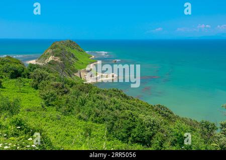 Gli amanti della natura troveranno molto da esplorare a Cape of Rodon, con sentieri escursionistici che conducono attraverso una vegetazione lussureggiante e offrono panorami mozzafiato Foto Stock