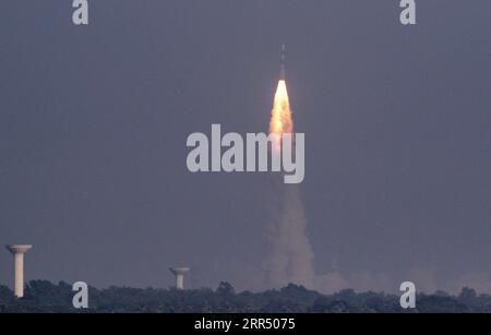 201217 -- SRIHARIKOTA, 17 dicembre 2020 -- il satellite di comunicazione CMS-01 Onboard Polar satellite Launch Vehicle -- il PSLV-C50 viene lanciato dal secondo pad di lancio del Satish Dhawan Space Centre SDSC a Sriharikota, al largo della costa della Baia del Bengala, situato nello stato indiano meridionale dell'Andhra Pradesh il 17 dicembre 2020. L'organizzazione indiana di ricerca spaziale ISRO giovedì ha lanciato con successo un satellite di comunicazione CMS-01 a bordo di Polar satellite Launch Vehicle -- PSLV-C50, hanno detto i funzionari. Str/Xinhua INDIA-SRIHARIKOTA-COMMUNICATION SATELLITE-CMS-01-LAUNCH parthaxsarkar PUBLICATIONxNOTxINxCHN Foto Stock