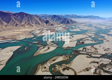 201218 -- PECHINO, 18 dicembre 2020 -- foto aerea scattata il 16 dicembre 2020 mostra una vista sul fiume Yarlung Zangbo nella contea di Zhanang, città di Shannan nella regione autonoma del Tibet del sud-ovest della Cina. XINHUA FOTO DEL GIORNO ZhanxYan PUBLICATIONxNOTxINxCHN Foto Stock