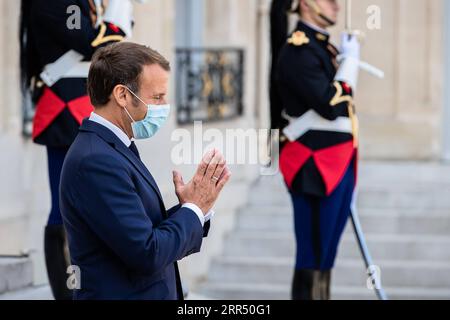 201218 -- PECHINO, 18 dicembre 2020 -- la foto del file scattata il 26 agosto 2020 mostra il presidente francese Emmanuel Macron che dà il benvenuto al presidente del Senegal Macky Sall all'Elysee Palace di Parigi, in Francia. Macron è risultato positivo alla COVID-19, ha dichiarato la presidenza francese il 17 dicembre 2020. Foto di Aurelien Morissard/Xinhua XINHUA FOTO DEL GIORNO AoxLeilianmolisaer PUBLICATIONxNOTxINxCHN Foto Stock