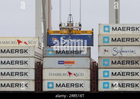 201218 -- SOUTHAMPTON BRITAIN, 18 dicembre 2020 -- foto scattata il 18 dicembre 2020 mostra un container caricato su una nave container al porto di Southampton, in Gran Bretagna. Venerdì il primo ministro britannico Boris Johnson ha affermato che la Gran Bretagna e l’Unione europea continueranno i negoziati commerciali post-Brexit, ma rimane un divario che deve essere colmato. I leader britannici e comunitari hanno precedentemente affermato che permangono differenze significative tra le due parti su tre questioni critiche: Parità di condizioni, governance e pesca. Foto di /Xinhua BRITAIN-SOUTHAMPTON PORT-POST-BREXIT TRADE tal Foto Stock