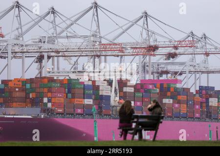 Bilder des Jahres 2020, News 12 Dezember 201218 -- SOUTHAMPTON BRITAIN, 18 dicembre 2020 -- foto scattata il 18 dicembre 2020 mostra una nave portacontainer al porto di Southampton, in Gran Bretagna. Venerdì il primo ministro britannico Boris Johnson ha affermato che la Gran Bretagna e l’Unione europea continueranno i negoziati commerciali post-Brexit, ma rimane un divario che deve essere colmato. I leader britannici e comunitari hanno precedentemente affermato che permangono differenze significative tra le due parti su tre questioni critiche: Parità di condizioni, governance e pesca. Foto di /Xinhua BRITAIN-SOUTHAMPTON PORT-POST-BREXI Foto Stock