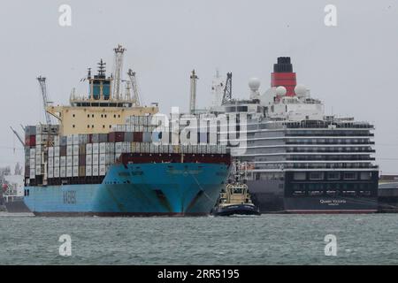 201218 -- SOUTHAMPTON BRITAIN, 18 dicembre 2020 -- foto scattata il 18 dicembre 2020 mostra una nave portacontainer in partenza L al porto di Southampton, in Gran Bretagna. Venerdì il primo ministro britannico Boris Johnson ha affermato che la Gran Bretagna e l’Unione europea continueranno i negoziati commerciali post-Brexit, ma rimane un divario che deve essere colmato. I leader britannici e comunitari hanno precedentemente affermato che permangono differenze significative tra le due parti su tre questioni critiche: Parità di condizioni, governance e pesca. Foto di /Xinhua BRITAIN-SOUTHAMPTON PORT-POST-BREXIT TRADE TALKS TimxIreland PUB Foto Stock