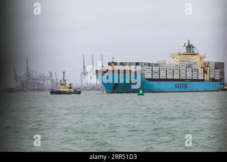 201218 -- SOUTHAMPTON BRITAIN, 18 dicembre 2020 -- foto scattata il 18 dicembre 2020 mostra una nave portacontainer in partenza al porto di Southampton, in Gran Bretagna. Venerdì il primo ministro britannico Boris Johnson ha affermato che la Gran Bretagna e l’Unione europea continueranno i negoziati commerciali post-Brexit, ma rimane un divario che deve essere colmato. I leader britannici e comunitari hanno precedentemente affermato che permangono differenze significative tra le due parti su tre questioni critiche: Parità di condizioni, governance e pesca. Foto di /Xinhua BRITAIN-SOUTHAMPTON PORT-POST-BREXIT COLLOQUI COMMERCIALI TimxIreland PUBLI Foto Stock