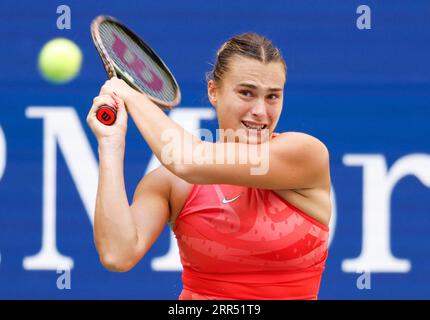 Flushing Meadow, dichiarato United. 6 settembre 2023. Aryna Sabalenka restituisce una palla alla alla cinese Qinwen Zheng prima di sconfiggerla in set rettilinei nei quarti di finale all'Arthur Ashe Stadium agli US Open Tennis Championships 2023 all'USTA Billie Jean King National Tennis Center mercoledì 6 settembre 2023 a New York City. Foto di John Angelillo/UPI Credit: UPI/Alamy Live News Foto Stock