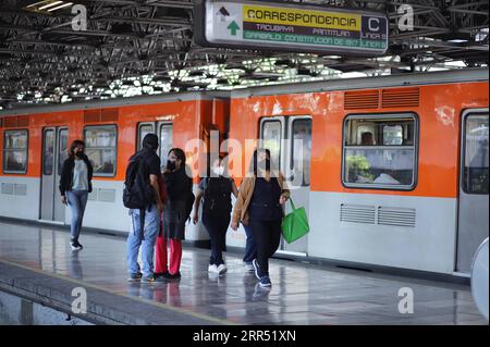 201219 -- CITTÀ DEL MESSICO, 19 dicembre 2020 -- la gente si vede in una stazione della metropolitana a città del Messico, Messico, il 18 dicembre 2020. Venerdì le autorità messicane hanno detto che avrebbero reimposto le misure di confinamento a città del Messico e nello Stato del Messico tra i casi di COVID-19 in aumento e i ricoveri ospedalieri. Foto di /Xinhua MESSICO-CITTÀ DEL MESSICO-COVID-19 SunnyxQuintero PUBLICATIONxNOTxINxCHN Foto Stock