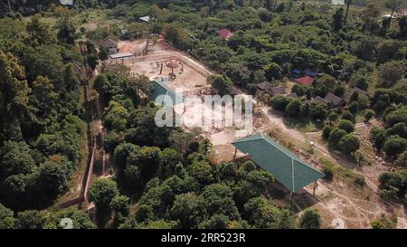 201219 -- ODDAR MEANCHEY, 19 dicembre 2020 -- foto aerea scattata il 18 dicembre 2020 mostra il santuario della fauna selvatica di Kulen Prum Tep dove Kaavan, un elefante di toro asiatico di 35 anni, vive nella provincia di Oddar Meanchey, Cambogia. L'elefante pakistano solitario Kaavan è sano e si è rapidamente adattato alla sua nuova casa qui, ha detto venerdì il segretario di stato del Ministero dell'ambiente cambogiano e portavoce Neth Pheaktra. L'elefante di toro asiatico di 35 anni è arrivato nel nord-ovest della Cambogia nella provincia di Siem Reap dal Pakistan con un aereo noleggiato il 30 novembre dopo aver trascorso quasi 35 anni in uno zoo di Islamabad, e h Foto Stock