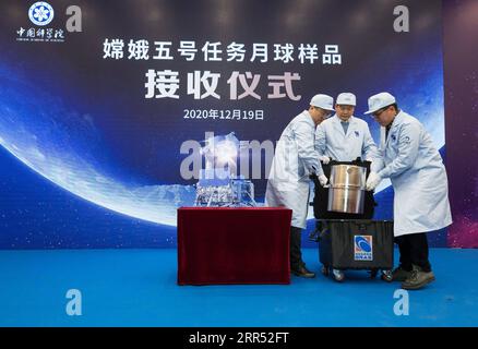 201219 -- PECHINO, 19 dicembre 2020 -- i membri del personale trasportano un contenitore carico di campioni lunari recuperati dalla sonda cinese Chang e-5 presso gli osservatori astronomici nazionali sotto la Chinese Academy of Sciences CAS a Pechino, capitale della Cina, 19 dicembre 2020. Sabato si è tenuta una cerimonia presso gli osservatori astronomici nazionali sotto il CAS per ricevere i campioni lunari recuperati dalla sonda cinese Chang e-5. EyesonSciCHINA-BEIJING-CHANG e-5-LUNAR SAMPLES CN JinxLiwang PUBLICATIONxNOTxINxCHN Foto Stock