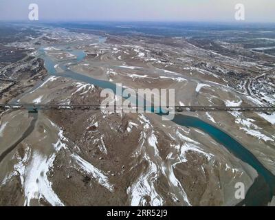 201220 -- PECHINO, 20 dicembre 2020 -- foto aerea scattata il 18 dicembre 2020 mostra la vista invernale del fiume Yarkant nella contea di Zepu, nella regione autonoma di Xinjiang Uygur della Cina nordoccidentale. XINHUA FOTO DEL GIORNO GaoxHan PUBLICATIONxNOTxINxCHN Foto Stock