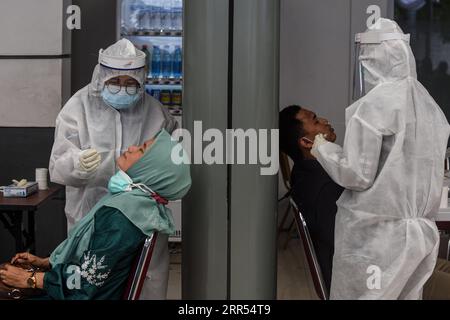 201222 -- GIACARTA, 22 dicembre 2020 -- gli operatori sanitari prelevano campioni di tamponi nasali di passeggeri del treno per testare la COVID-19 alla stazione ferroviaria di Pasar Senen a Giacarta, Indonesia, 22 dicembre 2020. I casi di COVID-19 in Indonesia sono aumentati di 6.347 nelle ultime 24 ore a 678.125, con il bilancio delle vittime che ha aggiunto da 172 a 20.257, il Ministero della salute ha detto martedì. INDONESIA-GIACARTA-COVID-19-CASI AGUNGXKUNCAHYAXB. PUBLICATIONxNOTxINxCHN Foto Stock