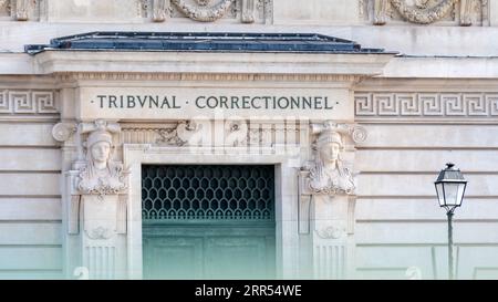 Facciata del tribunale di Parigi, Francia, con la dicitura "Tribunal correctionnel" scritta in francese (traduzione inglese: "Tribunale penale") Foto Stock