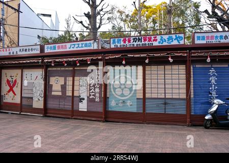 Una serie di immagini dipinte su persiane in una strada commerciale di Asakusa, Taito City, Tokyo, Giappone – 21 febbraio 2020 Foto Stock