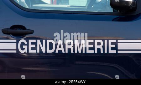 Primo piano di un contrassegno "Gendarmerie" scritto in francese sul lato di un veicolo di pattuglia e di intervento della Gendarmeria nazionale francese Foto Stock