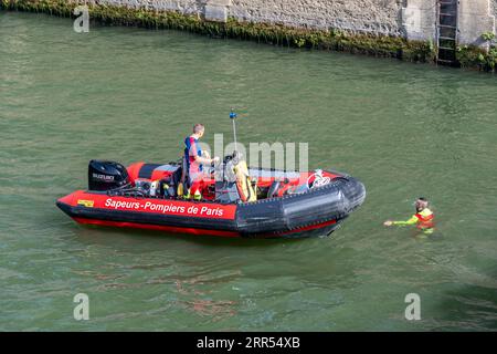 Specialisti della "brigata fluviale" dei vigili del fuoco "Sapeurs-pompiers de Paris" durante un'esercitazione di salvataggio sulla Senna Foto Stock