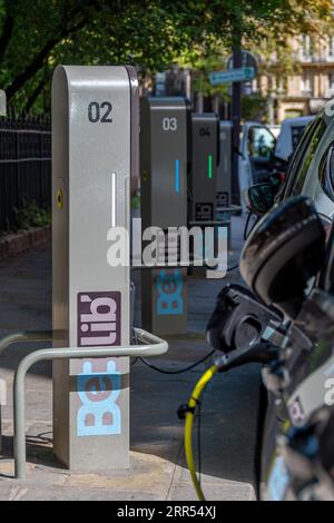 Stazione di ricarica per veicoli elettrici appartenenti alla rete pubblica parigina Belib' Foto Stock