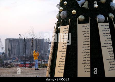 201223 -- BEIRUT, 23 dicembre 2020 -- Un albero di Natale con i nomi di coloro che sono morti durante l'esplosione del porto di Beirut è visto vicino a un silo di grano danneggiato, a Beirut, Libano, il 22 dicembre 2020. Due enormi esplosioni hanno scosso il porto di Beirut il 4 agosto, uccidendo almeno 190 persone e ferendone circa 6.000 altre, oltre a lasciare 300.000 persone senza tetto. Foto di /Xinhua LIBANO-BEIRUT-ALBERO DI NATALE-MEMORIA DELLE VITTIME DI ESPLOSIONE BilalxJawich PUBLICATIONxNOTxINxCHN Foto Stock