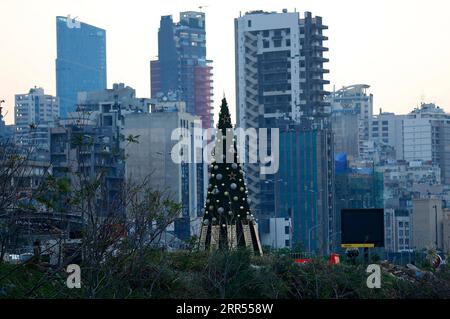 201223 -- BEIRUT, 23 dicembre 2020 -- Un albero di Natale con i nomi di coloro che sono morti durante l'esplosione del porto di Beirut è visto vicino a un silo di grano danneggiato, a Beirut, Libano, il 22 dicembre 2020. Due enormi esplosioni hanno scosso il porto di Beirut il 4 agosto, uccidendo almeno 190 persone e ferendone circa 6.000 altre, oltre a lasciare 300.000 persone senza tetto. Foto di /Xinhua LIBANO-BEIRUT-ALBERO DI NATALE-MEMORIA DELLE VITTIME DI ESPLOSIONE BilalxJawich PUBLICATIONxNOTxINxCHN Foto Stock