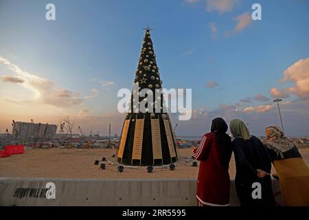 201223 -- BEIRUT, 23 dicembre 2020 -- Un albero di Natale con i nomi di coloro che sono morti durante l'esplosione del porto di Beirut è visto vicino a un silo di grano danneggiato, a Beirut, Libano, il 22 dicembre 2020. Due enormi esplosioni hanno scosso il porto di Beirut il 4 agosto, uccidendo almeno 190 persone e ferendone circa 6.000 altre, oltre a lasciare 300.000 persone senza tetto. Foto di /Xinhua LIBANO-BEIRUT-ALBERO DI NATALE-MEMORIA DELLE VITTIME DI ESPLOSIONE BilalxJawich PUBLICATIONxNOTxINxCHN Foto Stock