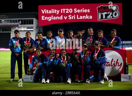 I giocatori dello Sri Lanka festeggiano dopo aver vinto la terza partita femminile IT20 e la serie IT20 all'Incora County Ground, Derby. Data foto: Mercoledì 6 settembre 2023. Foto Stock