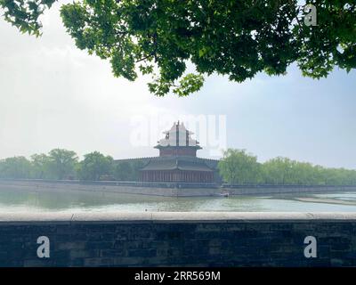 201224 -- PECHINO, 24 dicembre 2020 -- la foto scattata con un telefono cellulare mostra una torretta del Museo del Palazzo a Pechino, capitale della Cina, 22 maggio 2020. L'anno 2020 segna il 600° anniversario della città Proibita. Costruita tra il 1406 e il 1420, la città Proibita misura 961 metri da nord a sud e 753 metri da est a ovest, coprendo un'area di circa 720.000 metri quadrati. Caratterizzato da pareti rosse e tegole con vetri gialli, rappresenta il culmine della tradizionale architettura sontuosa cinese, influenzando gli sviluppi culturali e architettonici nell'Asia orientale e nelle aree circostanti. Foto Stock