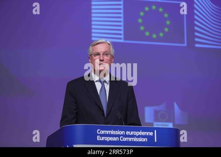 201224 -- BRUXELLES, 24 dicembre 2020 -- il capo negoziatore della Brexit dell'UE Michel Barnier partecipa a una conferenza stampa sui colloqui commerciali post-Brexit a Bruxelles, in Belgio, 24 dicembre 2020. Giovedì, la Presidente della Commissione europea Ursula von der Leyen ha affermato che il blocco ha raggiunto un accordo equo ed equilibrato con il Regno Unito, dopo un prolungato negoziato dell'ultimo minuto sui punti critici relativi alle future relazioni. ACCORDO COMMERCIALE UE-UK-POST-BREXIT ZHENGXHUANSONG PUBLICATIONXNOTXINXCHN Foto Stock