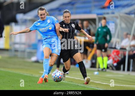 Allison Blais (Racing FC Union Letzebuerg) e Nikoleta Kalesi (11 FC PAOK Salonicco) che lottano per il pallone durante la partita di qualificazione della UEFA Womens Champions League PAOK vs Racing Union all'NV Arena St Polten (Tom Seiss/ SPP) credito: SPP Sport Press Photo. /Alamy Live News Foto Stock