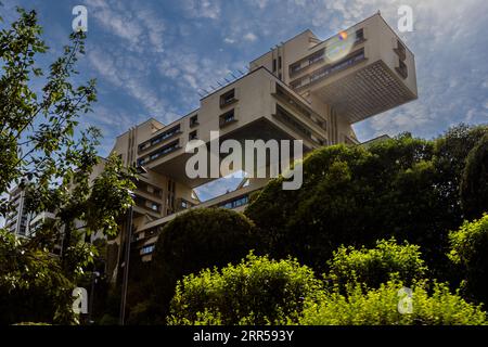 L'ex edificio amministrativo del Ministero della costruzione stradale a Tbilisi è uno degli edifici più importanti del modernismo socialista in Georgia. Dopo la ricostruzione, ora ospita la sede della Bank of Georgia Foto Stock