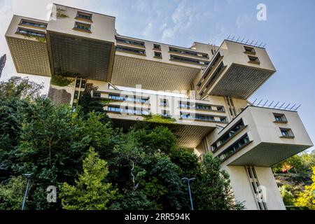 L'ex edificio amministrativo del Ministero della costruzione stradale a Tbilisi è uno degli edifici più importanti del modernismo socialista in Georgia. Dopo la ricostruzione, ora ospita la sede della Bank of Georgia Foto Stock