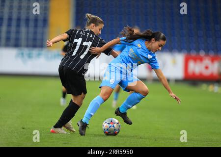 Nikoleta Kalesi (11 FC PAOK Salonicco) e Claudia Veloso (Racing FC Union Letzebuerg) che lottano per il pallone durante la partita di qualificazione alla UEFA Womens Champions League PAOK vs Racing Union all'NV Arena St Polten (Tom Seiss/ SPP) credito: SPP Sport Press Photo. /Alamy Live News Foto Stock