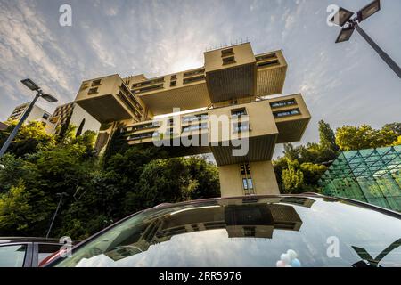 L'ex edificio amministrativo del Ministero della costruzione stradale a Tbilisi è uno degli edifici più importanti del modernismo socialista in Georgia. Dopo la ricostruzione, ora ospita la sede della Bank of Georgia Foto Stock