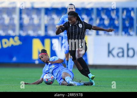 Kimberley Dos Santos (Racing FC Union Letzebuerg) tenta di bloccare esse Akida (14 FC PAOK Salonicco) durante la partita di qualificazione della UEFA Womens Champions League PAOK vs Racing Union all'NV Arena St Polten (Tom Seiss/ SPP) credito: SPP Sport Press Photo. /Alamy Live News Foto Stock