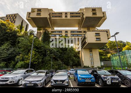 L'ex edificio amministrativo del Ministero della costruzione stradale a Tbilisi è uno degli edifici più importanti del modernismo socialista in Georgia. Dopo la ricostruzione, ora ospita la sede della Bank of Georgia Foto Stock