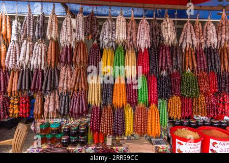 Churtchela (ჩურჩხელა?) è una confettura georgiana. Noci ricoperte di pelamushi, un rivestimento a base di succo d'uva bollito con farina di amido senza zucchero. Dezerter Bazaar, Tbilisi, Georgia Foto Stock