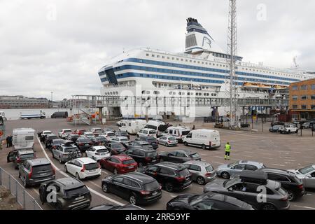 Helsinki, Finlandia - 5 settembre 2023: Veicoli in attesa di salire a bordo del traghetto da crociera Silja Symphony che parte per Stoccolma entro un'ora. Foto Stock