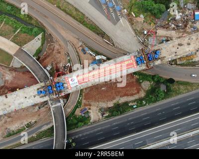 201231 -- PECHINO, 31 dicembre 2020 -- foto aerea scattata il 10 maggio 2020 mostra il fascio continuo a telaio rigido multicampata per il ponte n. 2 della ferrovia ad alta velocità Jakarta-Bandung in Indonesia. La costruzione del progetto della ferrovia ad alta velocità Jakarta-Bandung di 142 chilometri con una velocità progettata di 350 chilometri all'ora, è stata lanciata nel 2016 e costruita con la tecnologia cinese. Il 2020 è stato un anno difficile per le economie mondiali nel contesto della pandemia di COVID-19 globale. In questo contesto, la Cina ha visto una cooperazione resiliente con i paesi B&R Belt and Road. Come la pandemia di coronavirus S Foto Stock